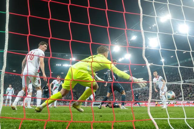 10 April 2026, Bavaria, Augsburg: Hoffenheim's Robin Hranac (B) scores his side's first goal of the game during the German Bundesliga soccer match between FC Augsburg and TSG 1899 Hoffenheim at the WWK-Arena. Photo: Harry Langer/dpa - WICHTIGER HINWEIS: Gemäß den Vorgaben der DFL Deutsche Fußball Liga bzw. des DFB Deutscher Fußball-Bund ist es untersagt, in dem Stadion und/oder vom Spiel angefertigte Fotoaufnahmen in Form von Sequenzbildern und/oder videoähnlichen Fotostrecken zu verwerten bzw. verwerten zu lassen.