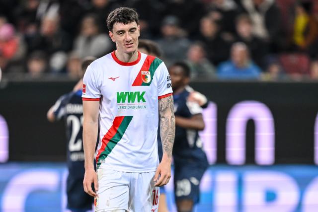10 April 2026, Bavaria, Augsburg: Augsburg's Cedric Zesiger reacts during the German Bundesliga soccer match between FC Augsburg and TSG 1899 Hoffenheim at the WWK-Arena. Photo: Harry Langer/dpa - WICHTIGER HINWEIS: Gemäß den Vorgaben der DFL Deutsche Fußball Liga bzw. des DFB Deutscher Fußball-Bund ist es untersagt, in dem Stadion und/oder vom Spiel angefertigte Fotoaufnahmen in Form von Sequenzbildern und/oder videoähnlichen Fotostrecken zu verwerten bzw. verwerten zu lassen.