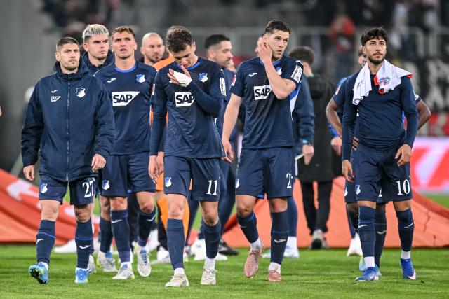 10 April 2026, Bavaria, Augsburg: (L-R) Hoffenheim's Andrej Kramaric, Grischa Proemel, Fisnik Asllani, Robin Hranac, and Muhammed Damar react with disappointment after the German Bundesliga soccer match between FC Augsburg and TSG 1899 Hoffenheim at the WWK-Arena. Photo: Harry Langer/dpa - WICHTIGER HINWEIS: Gemäß den Vorgaben der DFL Deutsche Fußball Liga bzw. des DFB Deutscher Fußball-Bund ist es untersagt, in dem Stadion und/oder vom Spiel angefertigte Fotoaufnahmen in Form von Sequenzbildern und/oder videoähnlichen Fotostrecken zu verwerten bzw. verwerten zu lassen.