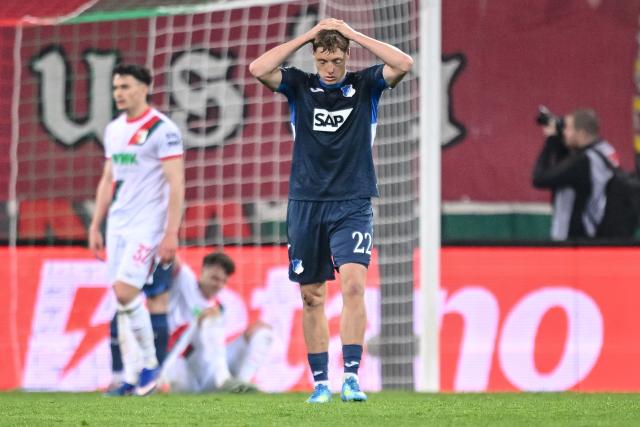 10 April 2026, Bavaria, Augsburg: Hoffenheim's Alexander Prass looks disappointed after the German Bundesliga soccer match between FC Augsburg and TSG 1899 Hoffenheim at the WWK-Arena. Photo: Harry Langer/dpa - WICHTIGER HINWEIS: Gemäß den Vorgaben der DFL Deutsche Fußball Liga bzw. des DFB Deutscher Fußball-Bund ist es untersagt, in dem Stadion und/oder vom Spiel angefertigte Fotoaufnahmen in Form von Sequenzbildern und/oder videoähnlichen Fotostrecken zu verwerten bzw. verwerten zu lassen.