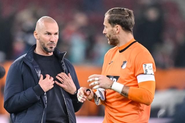 10 April 2026, Bavaria, Augsburg: Hoffenheim coach Christian Ilzer and goalkeeper Oliver Baumann look disappointed after the German Bundesliga soccer match between FC Augsburg and TSG 1899 Hoffenheim at the WWK-Arena. Photo: Harry Langer/dpa - WICHTIGER HINWEIS: Gemäß den Vorgaben der DFL Deutsche Fußball Liga bzw. des DFB Deutscher Fußball-Bund ist es untersagt, in dem Stadion und/oder vom Spiel angefertigte Fotoaufnahmen in Form von Sequenzbildern und/oder videoähnlichen Fotostrecken zu verwerten bzw. verwerten zu lassen.
