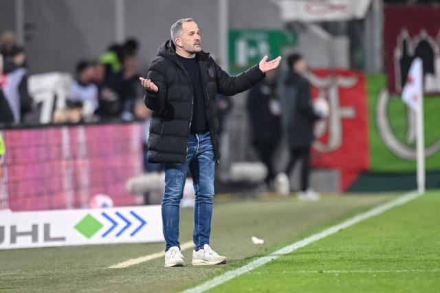 10 April 2026, Bavaria, Augsburg: Augsburg coach Manuel Baum gestures from the touchline during the German Bundesliga soccer match between FC Augsburg and TSG 1899 Hoffenheim at the WWK-Arena. Photo: Harry Langer/dpa - WICHTIGER HINWEIS: Gemäß den Vorgaben der DFL Deutsche Fußball Liga bzw. des DFB Deutscher Fußball-Bund ist es untersagt, in dem Stadion und/oder vom Spiel angefertigte Fotoaufnahmen in Form von Sequenzbildern und/oder videoähnlichen Fotostrecken zu verwerten bzw. verwerten zu lassen.