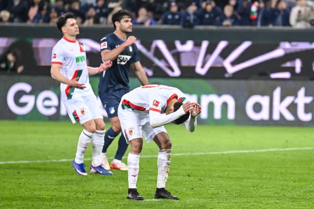 10 April 2026, Bavaria, Augsburg: Augsburg's Alexis Claude-Maurice (R) looks disappointed during the German Bundesliga soccer match between FC Augsburg and TSG 1899 Hoffenheim at the WWK-Arena. Photo: Harry Langer/dpa - WICHTIGER HINWEIS: Gemäß den Vorgaben der DFL Deutsche Fußball Liga bzw. des DFB Deutscher Fußball-Bund ist es untersagt, in dem Stadion und/oder vom Spiel angefertigte Fotoaufnahmen in Form von Sequenzbildern und/oder videoähnlichen Fotostrecken zu verwerten bzw. verwerten zu lassen.