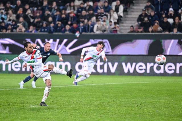 10 April 2026, Bavaria, Augsburg: Augsburg's Alexis Claude-Maurice (L) shoots the penalty kick over the goal during the German Bundesliga soccer match between FC Augsburg and TSG 1899 Hoffenheim at the WWK-Arena. Photo: Harry Langer/dpa - WICHTIGER HINWEIS: Gemäß den Vorgaben der DFL Deutsche Fußball Liga bzw. des DFB Deutscher Fußball-Bund ist es untersagt, in dem Stadion und/oder vom Spiel angefertigte Fotoaufnahmen in Form von Sequenzbildern und/oder videoähnlichen Fotostrecken zu verwerten bzw. verwerten zu lassen.