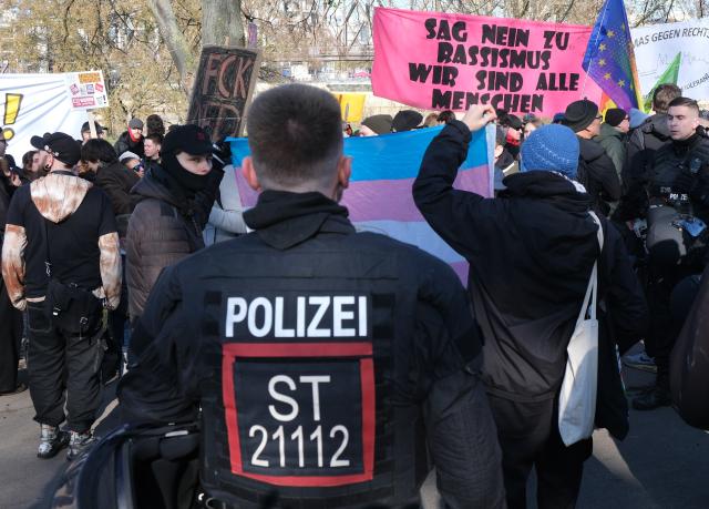 11 April 2026, Saxony-Anhalt, Magdeburg: Left-wing activists gather in front of the event hall Hyparschale, and are escorted by the police, during  protest against the state party conference of the Alternative for Germany (AfD) Saxony-Anhalt, which is taking place there. Photo: Sebastian Willnow/dpa
