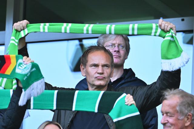 11 April 2026, Lower Saxony, Wolfsburg: Oliver Blume, a member of VfL Wolfsburg's supervisory board, holds up a fan scarf during the German Bundesliga soccer match between VfL Wolfsburg and Eintracht Frankfurt at the Volkswagen Arena. Photo: Swen Pförtner/dpa - IMPORTANT NOTICE: DFL and DFB regulations prohibit any use of photographs as image sequences and/or quasi-video.