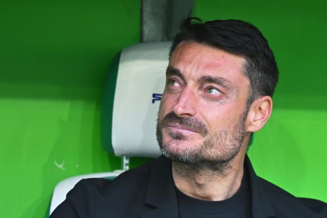 11 April 2026, Lower Saxony, Wolfsburg: Eintracht Frankfurt Coach Albert Riera sits on the bench during the German Bundesliga soccer match between VfL Wolfsburg and Eintracht Frankfurt at the Volkswagen Arena. Photo: Swen Pförtner/dpa - IMPORTANT NOTICE: DFL and DFB regulations prohibit any use of photographs as image sequences and/or quasi-video.