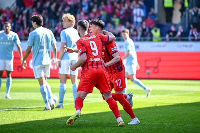 11 April 2026, Baden-Wuerttemberg, Heidenheim: Heidenheim's Stefan Schimmer (L) and Heidenheim's Mathias Honsak celebrate after scoring his side's first goal of the game during the German Bundesliga soccer match between 1. FC Heidenheim and 1. FC Union Berlin at Voith-Arena. Photo: Harry Langer/dpa - WICHTIGER HINWEIS: Gemäß den Vorgaben der DFL Deutsche Fußball Liga bzw. des DFB Deutscher Fußball-Bund ist es untersagt, in dem Stadion und/oder vom Spiel angefertigte Fotoaufnahmen in Form von Sequenzbildern und/oder videoähnlichen Fotostrecken zu verwerten bzw. verwerten zu lassen.