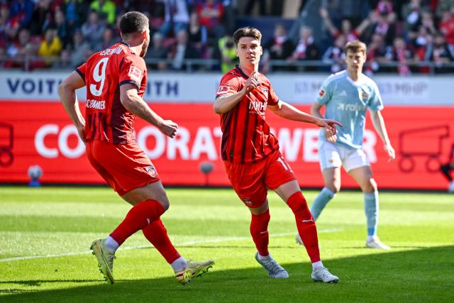 11 April 2026, Baden-Wuerttemberg, Heidenheim: Heidenheim's Stefan Schimmer (L) and Heidenheim's Mathias Honsak celebrate his side's first goal of the game during the German Bundesliga soccer match between 1. FC Heidenheim and 1. FC Union Berlin at Voith-Arena. Photo: Harry Langer/dpa - WICHTIGER HINWEIS: Gemäß den Vorgaben der DFL Deutsche Fußball Liga bzw. des DFB Deutscher Fußball-Bund ist es untersagt, in dem Stadion und/oder vom Spiel angefertigte Fotoaufnahmen in Form von Sequenzbildern und/oder videoähnlichen Fotostrecken zu verwerten bzw. verwerten zu lassen.