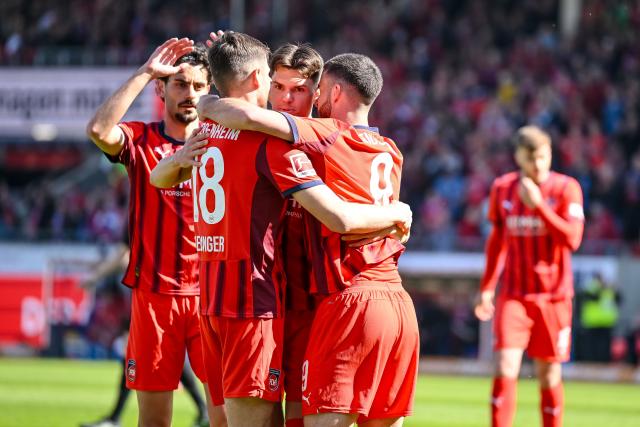 11 April 2026, Baden-Wuerttemberg, Heidenheim: Heidenheim's Mathias Honsak (C) and his teammates celebrate their side's first goal of the game during the German Bundesliga soccer match between 1. FC Heidenheim and 1. FC Union Berlin at Voith-Arena. Photo: Harry Langer/dpa - WICHTIGER HINWEIS: Gemäß den Vorgaben der DFL Deutsche Fußball Liga bzw. des DFB Deutscher Fußball-Bund ist es untersagt, in dem Stadion und/oder vom Spiel angefertigte Fotoaufnahmen in Form von Sequenzbildern und/oder videoähnlichen Fotostrecken zu verwerten bzw. verwerten zu lassen.