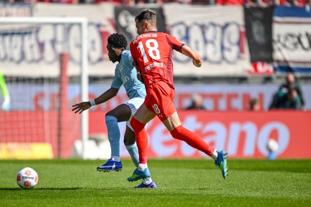 11 April 2026, Baden-Wuerttemberg, Heidenheim: Union Berlin's Derrick Koehn (L) and Heidenheim's Marvin Pieringer battle for the ball during the German Bundesliga soccer match between 1. FC Heidenheim and 1. FC Union Berlin at Voith-Arena. Photo: Harry Langer/dpa - WICHTIGER HINWEIS: Gemäß den Vorgaben der DFL Deutsche Fußball Liga bzw. des DFB Deutscher Fußball-Bund ist es untersagt, in dem Stadion und/oder vom Spiel angefertigte Fotoaufnahmen in Form von Sequenzbildern und/oder videoähnlichen Fotostrecken zu verwerten bzw. verwerten zu lassen.