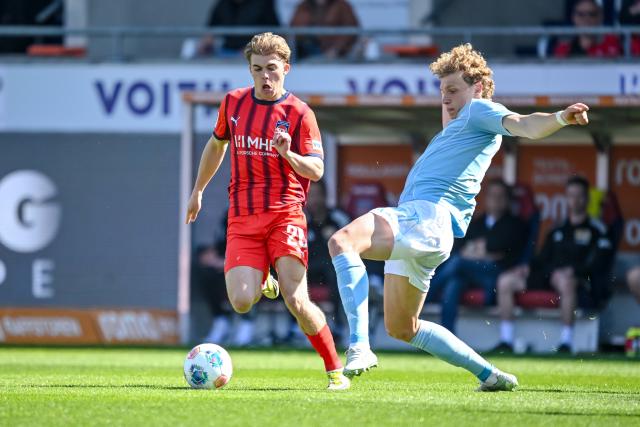 11 April 2026, Baden-Wuerttemberg, Heidenheim: Heidenheim's Hennes Behrens (L) and Union Berlin's Leopold Querfeld battle for the ball during the German Bundesliga soccer match between 1. FC Heidenheim and 1. FC Union Berlin at Voith-Arena. Photo: Harry Langer/dpa - WICHTIGER HINWEIS: Gemäß den Vorgaben der DFL Deutsche Fußball Liga bzw. des DFB Deutscher Fußball-Bund ist es untersagt, in dem Stadion und/oder vom Spiel angefertigte Fotoaufnahmen in Form von Sequenzbildern und/oder videoähnlichen Fotostrecken zu verwerten bzw. verwerten zu lassen.