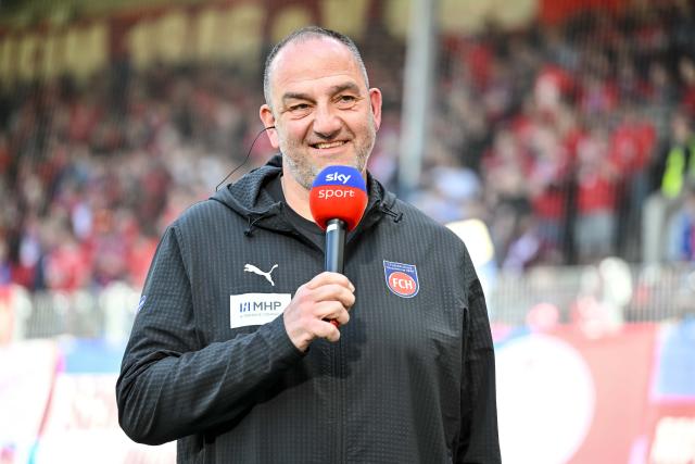 11 April 2026, Baden-Wuerttemberg, Heidenheim: Heidenheim coach Frank Schmidt reacts during a TV interview ahead of the German Bundesliga soccer match between 1. FC Heidenheim and 1. FC Union Berlin at Voith-Arena. Photo: Harry Langer/dpa - WICHTIGER HINWEIS: Gemäß den Vorgaben der DFL Deutsche Fußball Liga bzw. des DFB Deutscher Fußball-Bund ist es untersagt, in dem Stadion und/oder vom Spiel angefertigte Fotoaufnahmen in Form von Sequenzbildern und/oder videoähnlichen Fotostrecken zu verwerten bzw. verwerten zu lassen.
