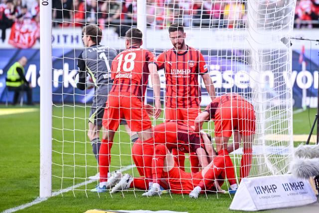 11 April 2026, Baden-Wuerttemberg, Heidenheim: Heidenheim's Mathias Honsak and his teammates celebrate after scoring their side's second goal of the game during the German Bundesliga soccer match between 1. FC Heidenheim and 1. FC Union Berlin at Voith-Arena. Photo: Harry Langer/dpa - WICHTIGER HINWEIS: Gemäß den Vorgaben der DFL Deutsche Fußball Liga bzw. des DFB Deutscher Fußball-Bund ist es untersagt, in dem Stadion und/oder vom Spiel angefertigte Fotoaufnahmen in Form von Sequenzbildern und/oder videoähnlichen Fotostrecken zu verwerten bzw. verwerten zu lassen.