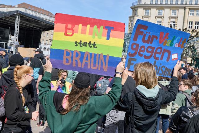 11 April 2026, Hamburg: People take part in a protest organised by the 'Pruef' initiative calling for an investigation into far-right parties. Photo: Georg Wendt/dpa