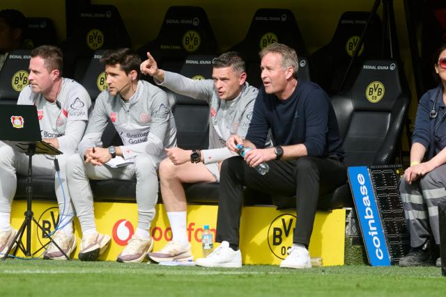 11 April 2026, North Rhine-Westphalia, Dortmund: Bayer Leverkusen coach Kasper Hjulmand gestures from the bench during the German Bundesliga soccer match between Borussia Dortmund and Bayer Leverkusen at Signal Iduna Park. Photo: Bernd Thissen/dpa - WICHTIGER HINWEIS: Gemäß den Vorgaben der DFL Deutsche Fußball Liga bzw. des DFB Deutscher Fußball-Bund ist es untersagt, in dem Stadion und/oder vom Spiel angefertigte Fotoaufnahmen in Form von Sequenzbildern und/oder videoähnlichen Fotostrecken zu verwerten bzw. verwerten zu lassen.