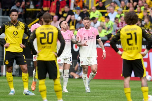 11 April 2026, North Rhine-Westphalia, Dortmund: Bayer Leverkusen's Robert Andrich (2nd R) celebrates after scoring his side's first goal of the game during the German Bundesliga soccer match between Borussia Dortmund and Bayer Leverkusen at Signal Iduna Park. Photo: Bernd Thissen/dpa - WICHTIGER HINWEIS: Gemäß den Vorgaben der DFL Deutsche Fußball Liga bzw. des DFB Deutscher Fußball-Bund ist es untersagt, in dem Stadion und/oder vom Spiel angefertigte Fotoaufnahmen in Form von Sequenzbildern und/oder videoähnlichen Fotostrecken zu verwerten bzw. verwerten zu lassen.