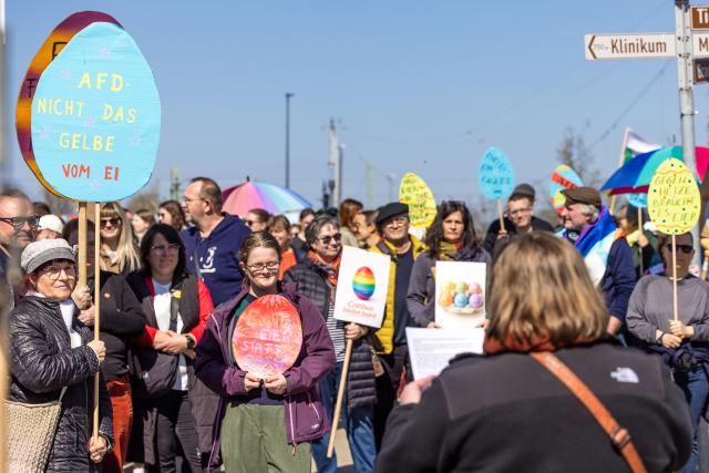 11 April 2026, Brandenburg, Cottbus: People gather for a demonstration at the main train station calling for an investigation into and a ban on the AfD, whose parliamentary group met in the city for a three-day closed-door meeting. Photo: Frank Hammerschmidt/dpa