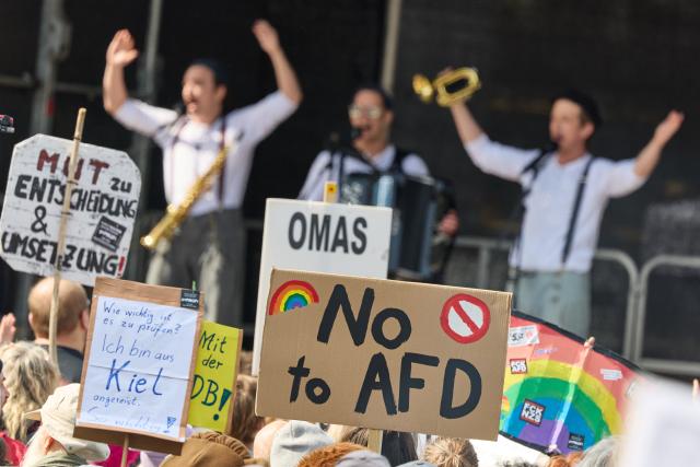 11 April 2026, Hamburg: People take part in a protest organised by the 'Pruef' initiative calling for an investigation into far-right parties. Photo: Georg Wendt/dpa