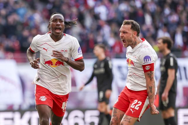 11 April 2026, Saxony, Leipzig: RB Leipzig's Yan Diomande (L) and RB Leipzig's David Raum celebrate after Diomande's goal during the German Bundesliga soccer match between RB Leipzig and Borussia Moenchengladbach at Red Bull Arena. Photo: Jan Woitas/dpa - WICHTIGER HINWEIS: Gemäß den Vorgaben der DFL Deutsche Fußball Liga bzw. des DFB Deutscher Fußball-Bund ist es untersagt, in dem Stadion und/oder vom Spiel angefertigte Fotoaufnahmen in Form von Sequenzbildern und/oder videoähnlichen Fotostrecken zu verwerten bzw. verwerten zu lassen.