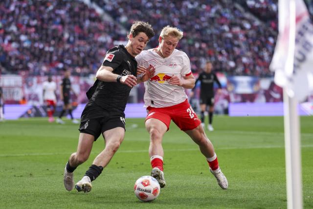 11 April 2026, Saxony, Leipzig: RB Leipzig's Xaver Schlager (R) and Borussia Moenchengladbach's Lukas Ullrich battle for the ball during the German Bundesliga soccer match between RB Leipzig and Borussia Moenchengladbach at Red Bull Arena. Photo: Jan Woitas/dpa - WICHTIGER HINWEIS: Gemäß den Vorgaben der DFL Deutsche Fußball Liga bzw. des DFB Deutscher Fußball-Bund ist es untersagt, in dem Stadion und/oder vom Spiel angefertigte Fotoaufnahmen in Form von Sequenzbildern und/oder videoähnlichen Fotostrecken zu verwerten bzw. verwerten zu lassen.