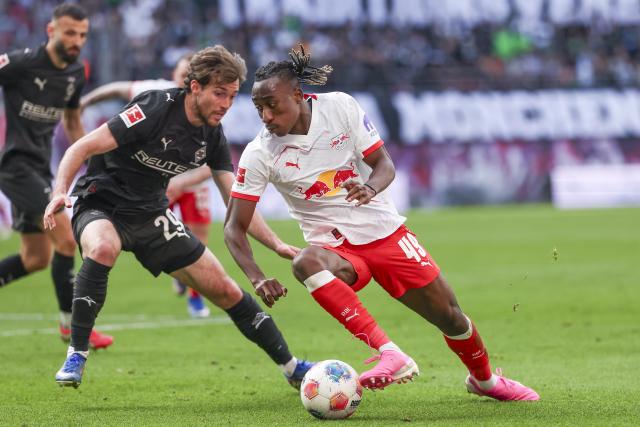 11 April 2026, Saxony, Leipzig: RB Leipzig's Yan Diomande (R) and Borussia Moenchengladbach's Joe Scally battle for the ball during the German Bundesliga soccer match between RB Leipzig and Borussia Moenchengladbach at Red Bull Arena. Photo: Jan Woitas/dpa - WICHTIGER HINWEIS: Gemäß den Vorgaben der DFL Deutsche Fußball Liga bzw. des DFB Deutscher Fußball-Bund ist es untersagt, in dem Stadion und/oder vom Spiel angefertigte Fotoaufnahmen in Form von Sequenzbildern und/oder videoähnlichen Fotostrecken zu verwerten bzw. verwerten zu lassen.