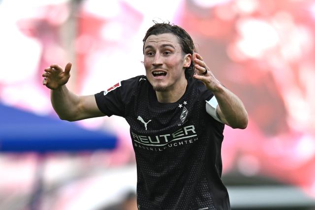 11 April 2026, Saxony, Leipzig: Borussia Moenchengladbach's Rocco Reitz gestures on the field during the German Bundesliga soccer match between RB Leipzig and Borussia Moenchengladbach at Red Bull Arena. Photo: David Hammersen/dpa - WICHTIGER HINWEIS: Gemäß den Vorgaben der DFL Deutsche Fußball Liga bzw. des DFB Deutscher Fußball-Bund ist es untersagt, in dem Stadion und/oder vom Spiel angefertigte Fotoaufnahmen in Form von Sequenzbildern und/oder videoähnlichen Fotostrecken zu verwerten bzw. verwerten zu lassen.