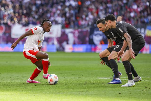 11 April 2026, Saxony, Leipzig: Yan Diomande (L) and Borussia Moenchengladbach's Haris Tabakovic and Borussia Moenchengladbach's Kevin Diks battle for the ball during the German Bundesliga soccer match between RB Leipzig and Borussia Moenchengladbach at Red Bull Arena. Photo: Jan Woitas/dpa - WICHTIGER HINWEIS: Gemäß den Vorgaben der DFL Deutsche Fußball Liga bzw. des DFB Deutscher Fußball-Bund ist es untersagt, in dem Stadion und/oder vom Spiel angefertigte Fotoaufnahmen in Form von Sequenzbildern und/oder videoähnlichen Fotostrecken zu verwerten bzw. verwerten zu lassen.