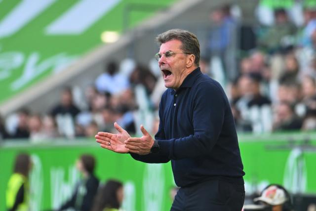 11 April 2026, Lower Saxony, Wolfsburg: Wolfsburg coach Dieter Hecking gestures to his players from the touchlines during the German Bundesliga soccer match between VfL Wolfsburg and Eintracht Frankfurt at the Volkswagen Arena. Photo: Swen Pförtner/dpa - IMPORTANT NOTICE: DFL and DFB regulations prohibit any use of photographs as image sequences and/or quasi-video.