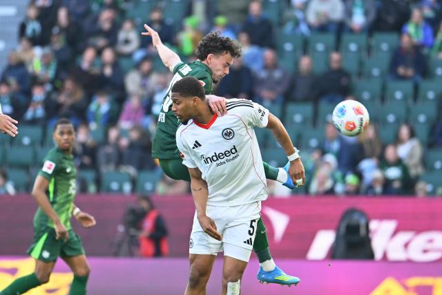 11 April 2026, Lower Saxony, Wolfsburg: Wolfsburg's Aaron Zehnter (L) and Eintracht Frankfurt's Aurele Amenda (R) battle for the ball during the German Bundesliga soccer match between VfL Wolfsburg and Eintracht Frankfurt at the Volkswagen Arena. Photo: Swen Pförtner/dpa - IMPORTANT NOTICE: DFL and DFB regulations prohibit any use of photographs as image sequences and/or quasi-video.