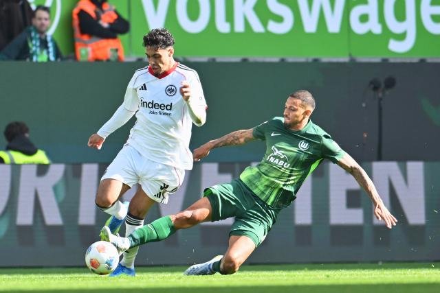 11 April 2026, Lower Saxony, Wolfsburg: Eintracht Frankfurt's Fares Chaibi (L) and VfL Wolfsburg's Vinicius Souza (R) battle for the ball during the German Bundesliga soccer match between VfL Wolfsburg and Eintracht Frankfurt at the Volkswagen Arena. Photo: Swen Pförtner/dpa - IMPORTANT NOTICE: DFL and DFB regulations prohibit any use of photographs as image sequences and/or quasi-video.