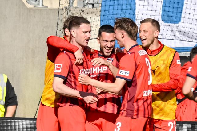 11 April 2026, Baden-Wuerttemberg, Heidenheim: Heidenheim's Budu Siwsiwadse (L) and his teammates celebrate after scoring his side's third goal of the game during the German Bundesliga soccer match between 1. FC Heidenheim and 1. FC Union Berlin at Voith-Arena. Photo: Harry Langer/dpa - WICHTIGER HINWEIS: Gemäß den Vorgaben der DFL Deutsche Fußball Liga bzw. des DFB Deutscher Fußball-Bund ist es untersagt, in dem Stadion und/oder vom Spiel angefertigte Fotoaufnahmen in Form von Sequenzbildern und/oder videoähnlichen Fotostrecken zu verwerten bzw. verwerten zu lassen.