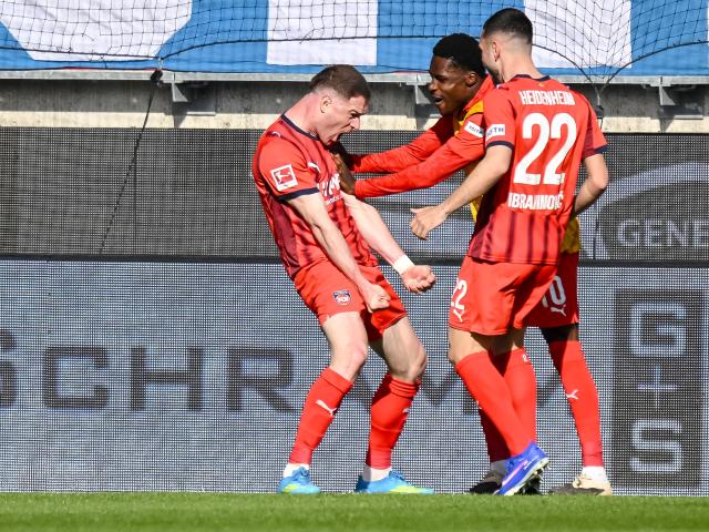 11 April 2026, Baden-Wuerttemberg, Heidenheim: Heidenheim's Budu Siwsiwadse (L) and his teammates celebrate after scoring his side's third goal of the game during the German Bundesliga soccer match between 1. FC Heidenheim and 1. FC Union Berlin at Voith-Arena. Photo: Harry Langer/dpa - WICHTIGER HINWEIS: Gemäß den Vorgaben der DFL Deutsche Fußball Liga bzw. des DFB Deutscher Fußball-Bund ist es untersagt, in dem Stadion und/oder vom Spiel angefertigte Fotoaufnahmen in Form von Sequenzbildern und/oder videoähnlichen Fotostrecken zu verwerten bzw. verwerten zu lassen.
