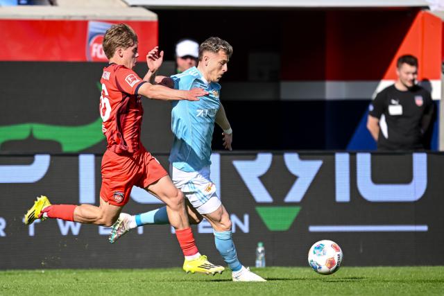 11 April 2026, Baden-Wuerttemberg, Heidenheim: Heidenheim's Hennes Behrens (L) and Union Berlin's Tim Skarke battle for the ball during the German Bundesliga soccer match between 1. FC Heidenheim and 1. FC Union Berlin at Voith-Arena. Photo: Harry Langer/dpa - WICHTIGER HINWEIS: Gemäß den Vorgaben der DFL Deutsche Fußball Liga bzw. des DFB Deutscher Fußball-Bund ist es untersagt, in dem Stadion und/oder vom Spiel angefertigte Fotoaufnahmen in Form von Sequenzbildern und/oder videoähnlichen Fotostrecken zu verwerten bzw. verwerten zu lassen.