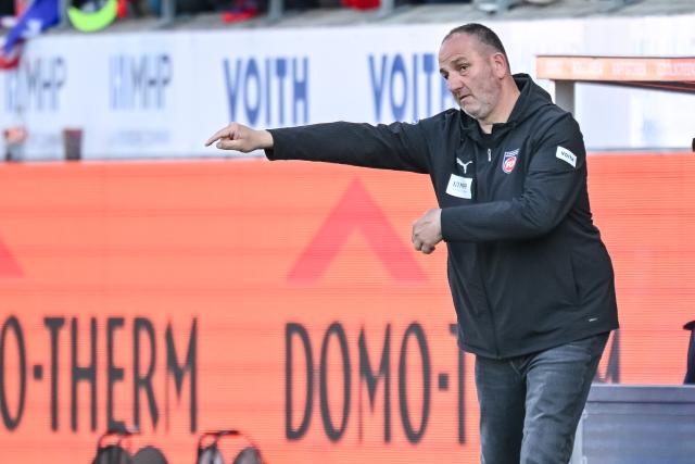 11 April 2026, Baden-Wuerttemberg, Heidenheim: Heidenheim coach Frank Schmidt gestures to his players from the touchline during the German Bundesliga soccer match between 1. FC Heidenheim and 1. FC Union Berlin at Voith-Arena. Photo: Harry Langer/dpa - WICHTIGER HINWEIS: Gemäß den Vorgaben der DFL Deutsche Fußball Liga bzw. des DFB Deutscher Fußball-Bund ist es untersagt, in dem Stadion und/oder vom Spiel angefertigte Fotoaufnahmen in Form von Sequenzbildern und/oder videoähnlichen Fotostrecken zu verwerten bzw. verwerten zu lassen.