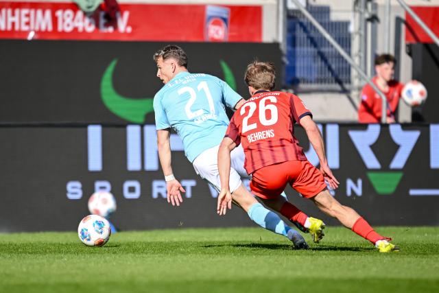 11 April 2026, Baden-Wuerttemberg, Heidenheim: Union Berlin's Tim Skarke (L) and Heidenheim's Hennes Behrens battle for the ball during the German Bundesliga soccer match between 1. FC Heidenheim and 1. FC Union Berlin at Voith-Arena. Photo: Harry Langer/dpa - WICHTIGER HINWEIS: Gemäß den Vorgaben der DFL Deutsche Fußball Liga bzw. des DFB Deutscher Fußball-Bund ist es untersagt, in dem Stadion und/oder vom Spiel angefertigte Fotoaufnahmen in Form von Sequenzbildern und/oder videoähnlichen Fotostrecken zu verwerten bzw. verwerten zu lassen.