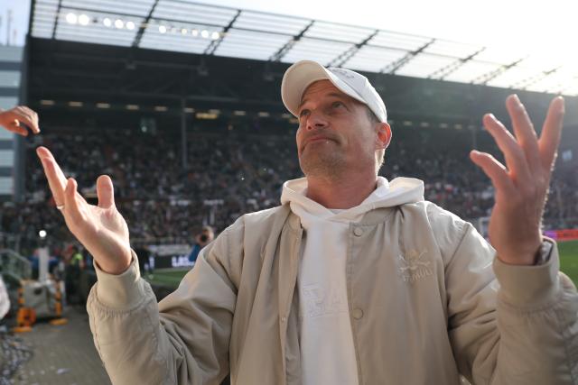 11 April 2026, Hamburg: FC St. Pauli coach Alexander Blessin walks on the pitch ahead of the German Bundesliga soccer match between FC St. Pauli and Bayern Munich at Millerntor Stadium. Photo: Christian Charisius/dpa - IMPORTANT NOTICE: DFL and DFB regulations prohibit any use of photographs as image sequences and/or quasi-video.