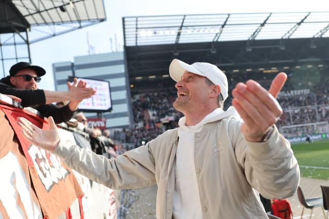 11 April 2026, Hamburg: FC St. Pauli coach Alexander Blessin walks on the pitch ahead of the German Bundesliga soccer match between FC St. Pauli and Bayern Munich at Millerntor Stadium. Photo: Christian Charisius/dpa - IMPORTANT NOTICE: DFL and DFB regulations prohibit any use of photographs as image sequences and/or quasi-video.