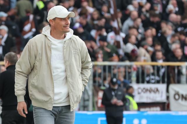 11 April 2026, Hamburg: FC St. Pauli coach Alexander Blessin walks on the pitch ahead of the German Bundesliga soccer match between FC St. Pauli and Bayern Munich at Millerntor Stadium. Photo: Christian Charisius/dpa - IMPORTANT NOTICE: DFL and DFB regulations prohibit any use of photographs as image sequences and/or quasi-video.