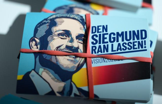 11 April 2026, Saxony-Anhalt, Magdeburg: Stickers featuring a picture of Ulrich Siegmund, lead candidate for the 2026 state election and co-chair of the Alternative for Germany (AfD) parliamentary group in Saxony-Anhalt, with the slogan "Let Siegmund take the lead!" are displayed at the AfD state party convention in Magdeburg, where delegates aim to finalize and adopt the party's platform for the 2026 state election. Photo: Hendrik Schmidt/dpa
