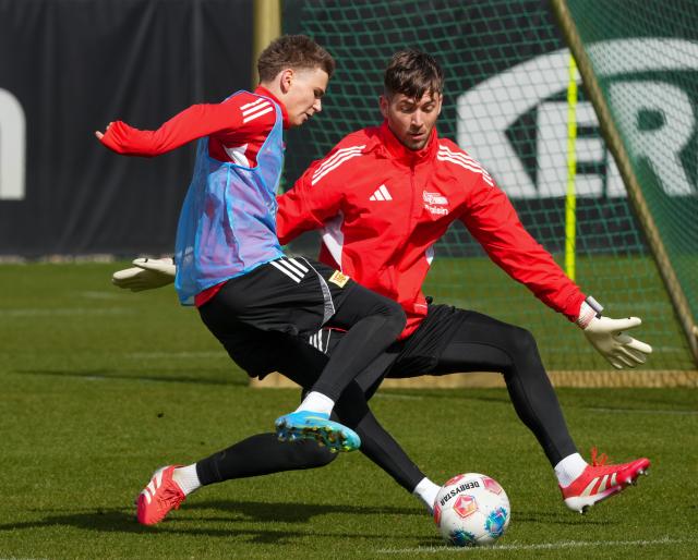 07 April 2026, Berlin: Union Berlin's Linus Guether (and goalkeeper Carl Klaus in action during a training session. Photo: Soeren Stache/dpa