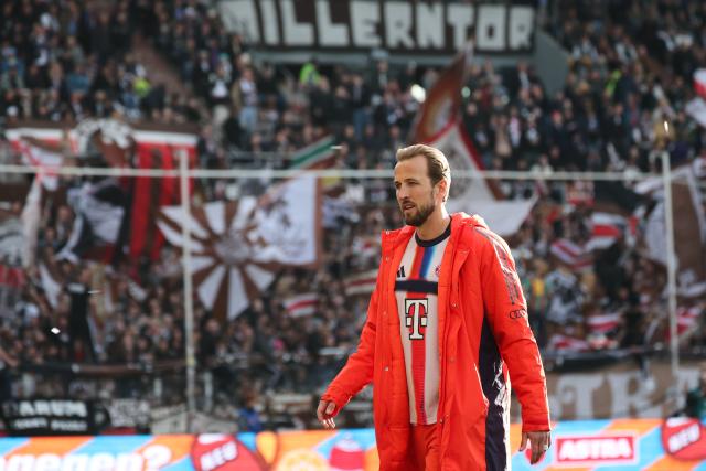11 April 2026, Hamburg: Bayern Munich's Harry Kane walks on the field ahead of the German Bundesliga soccer match between FC St. Pauli and Bayern Munich at Millerntor Stadium. Photo: Christian Charisius/dpa - IMPORTANT NOTICE: DFL and DFB regulations prohibit any use of photographs as image sequences and/or quasi-video.