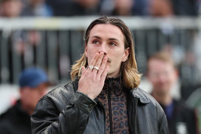 11 April 2026, Hamburg: St. Pauli's Jackson Irvine blows a kiss to the fans ahead of the German Bundesliga soccer match between FC St. Pauli and Bayern Munich at Millerntor Stadium. Photo: Christian Charisius/dpa - IMPORTANT NOTICE: DFL and DFB regulations prohibit any use of photographs as image sequences and/or quasi-video.