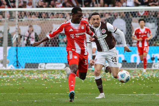 11 April 2026, Hamburg: Bayern Munich's Nicolas Jackson and St. Pauli's Mathias Pereira Lage battle for the ball during the German Bundesliga soccer match between FC St. Pauli and Bayern Munich at Millerntor Stadium. Photo: Christian Charisius/dpa - IMPORTANT NOTICE: DFL and DFB regulations prohibit any use of photographs as image sequences and/or quasi-video.