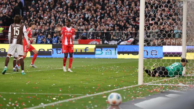 11 April 2026, Hamburg: Bayern Munich's Leon Goretzka (2nd L) celebrates after scoring his side's second goal of the game during the German Bundesliga soccer match between FC St. Pauli and Bayern Munich at Millerntor Stadium. Photo: Christian Charisius/dpa - IMPORTANT NOTICE: DFL and DFB regulations prohibit any use of photographs as image sequences and/or quasi-video.