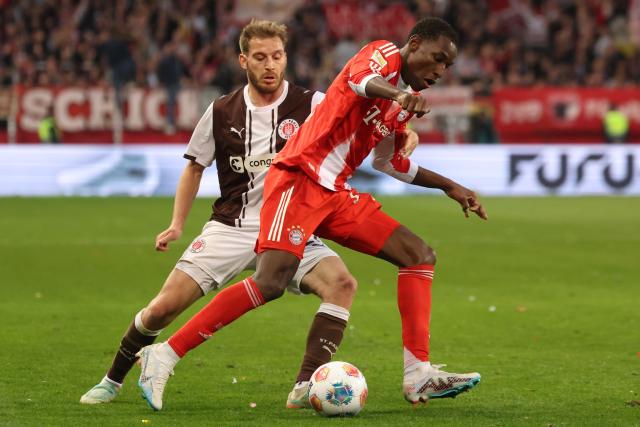 11 April 2026, Hamburg: FC St. Pauli's Lars Ritzka and Bayern Munich's Nicolas Jackson (R) battle for the ball during the German Bundesliga soccer match between FC St. Pauli and Bayern Munich at Millerntor Stadium. Photo: Christian Charisius/dpa - IMPORTANT NOTICE: DFL and DFB regulations prohibit any use of photographs as image sequences and/or quasi-video.