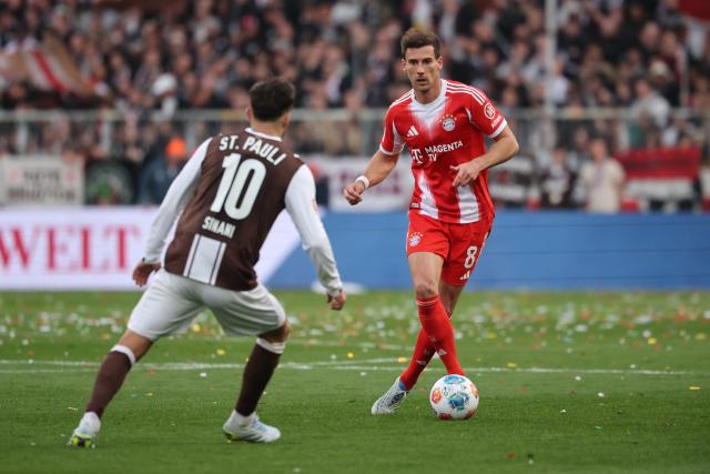 11 April 2026, Hamburg: Bayern Munich's Leon Goretzka and FC St. Pauli's Danel Sinani (L) battle for the ball during the German Bundesliga soccer match between FC St. Pauli and Bayern Munich at Millerntor Stadium. Photo: Christian Charisius/dpa - IMPORTANT NOTICE: DFL and DFB regulations prohibit any use of photographs as image sequences and/or quasi-video.