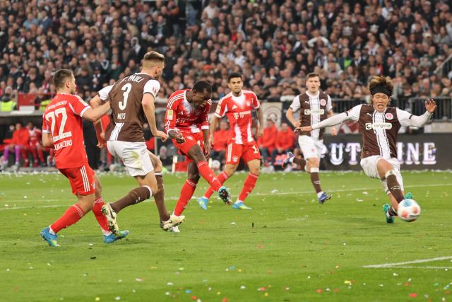 11 April 2026, Hamburg: Bayern Munich's Nicolas Jackson (C) scores his side's fourth goal of the game during the German Bundesliga soccer match between FC St. Pauli and Bayern Munich at Millerntor Stadium. Photo: Christian Charisius/dpa - IMPORTANT NOTICE: DFL and DFB regulations prohibit any use of photographs as image sequences and/or quasi-video.