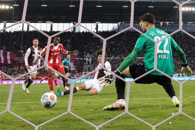 11 April 2026, Hamburg: Bayern Munich's Nicolas Jackson (2nd L) scores his side's fourth goal of the game during the German Bundesliga soccer match between FC St. Pauli and Bayern Munich at Millerntor Stadium. Photo: Christian Charisius/dpa - IMPORTANT NOTICE: DFL and DFB regulations prohibit any use of photographs as image sequences and/or quasi-video.