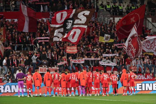 11 April 2026, Hamburg: Bayern Munich's players thank the fans after the German Bundesliga soccer match between FC St. Pauli and Bayern Munich at Millerntor Stadium. Photo: Christian Charisius/dpa - IMPORTANT NOTICE: DFL and DFB regulations prohibit any use of photographs as image sequences and/or quasi-video.
